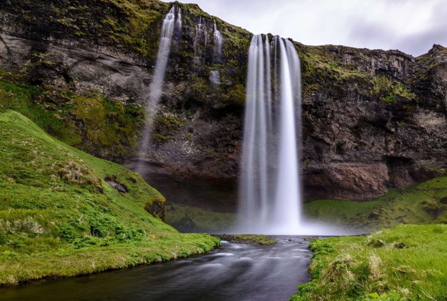 Landschap Wallgroup | Waterval In Ijsland Fotobehang