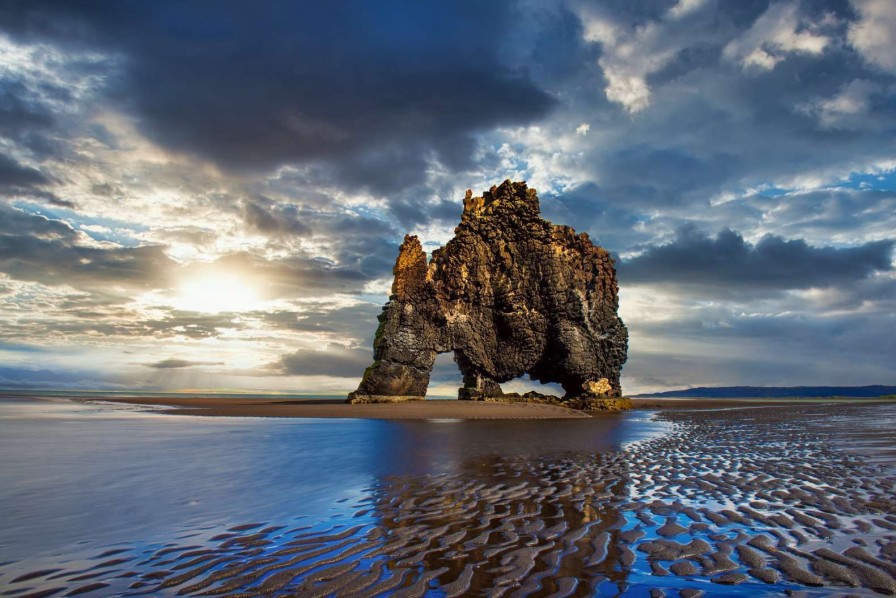 Landschap Wallgroup | Hvitserkur Rots In Ijsland Fotobehang