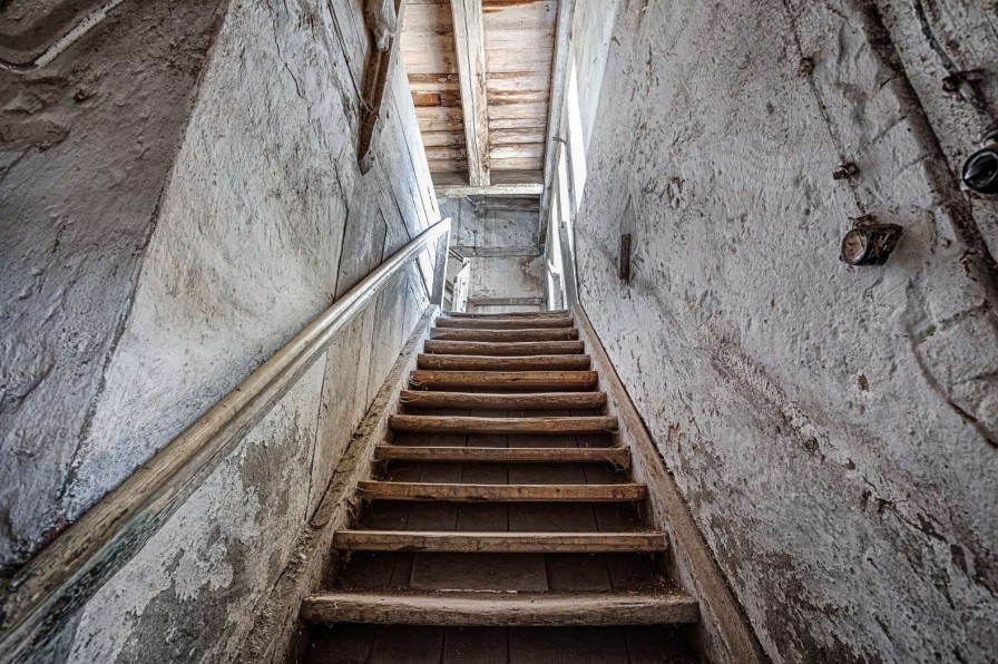 Architectuur Wallgroup | Oude Trap In Een Verlaten Huis Fotobehang