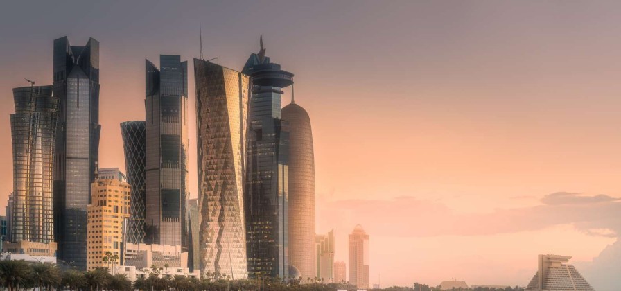 Architectuur Wallgroup | Skyline Van Doha In De Avond Fotobehang