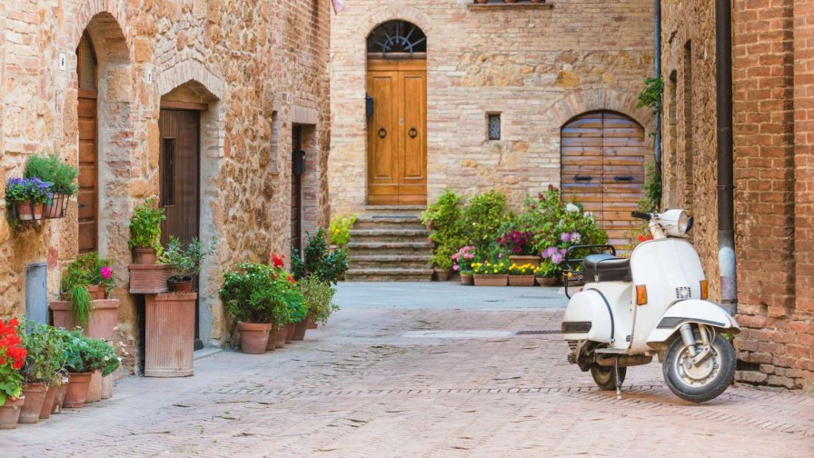 Architectuur Wallgroup | Oud Italiaans Stadje Met Een Oude Scooter Fotobehang