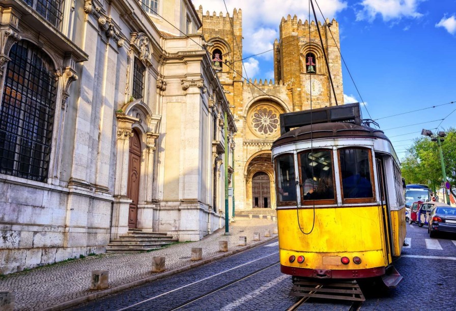 Architectuur Wallgroup | Oude Gele Tram In Lissabon Fotobehang