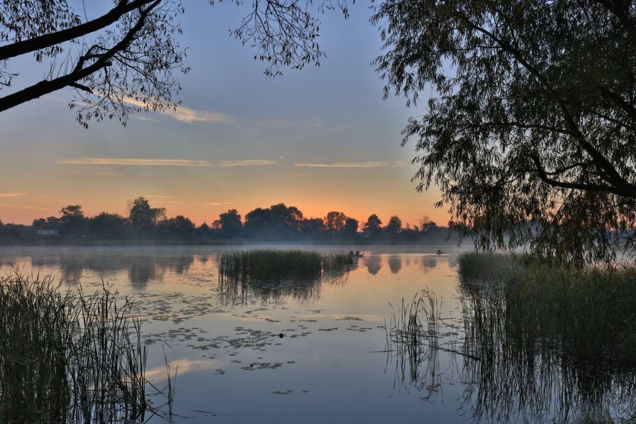 Landschap Wallgroup | Natuurgebied In De Vroege Ochtend Fotobehang