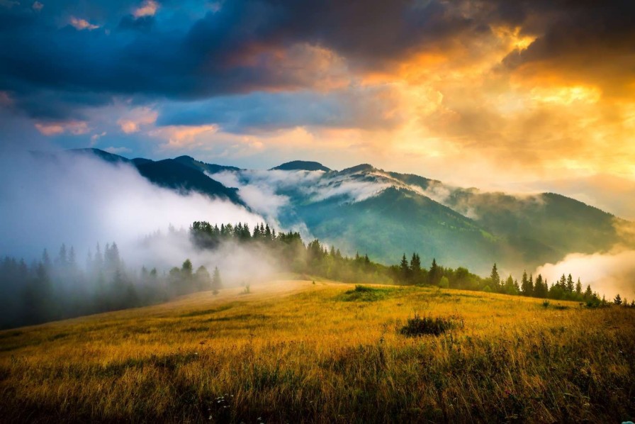 Landschap Wallgroup | Berglandschap Met Mist Bij Zonsondergang Fotobehang