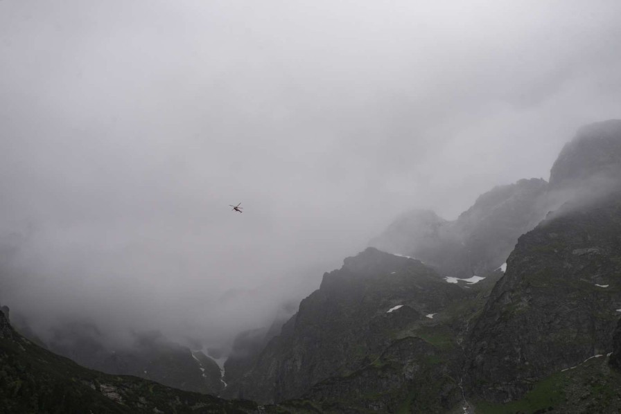 Landschap Wallgroup | Mistig Berglandschap Met Begroeiing Fotobehang