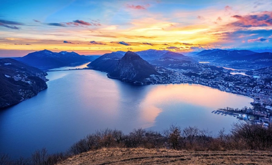 Landschap Wallgroup | Bovenaanzicht Op Een Stad Met Bergen Fotobehang