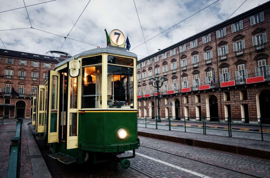 Transport Wallgroup | Groene Tram In Turijn Fotobehang