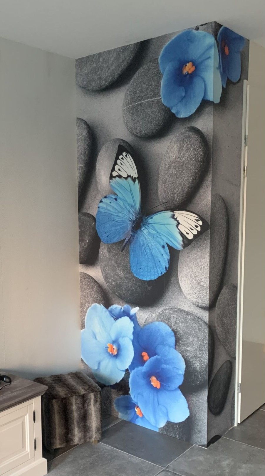 Natuur Wallgroup | Grijze Stenen Met Een Blauwe Vlinder En Bloemen Fotobehang