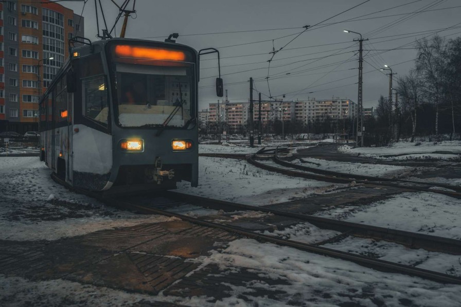 Transport Wallgroup | Tram In De Winter Fotobehang