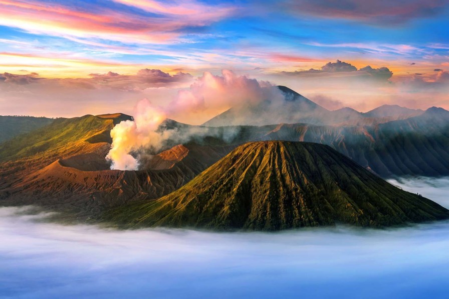 Landschap Wallgroup | Vulkaan In Indonesie Fotobehang