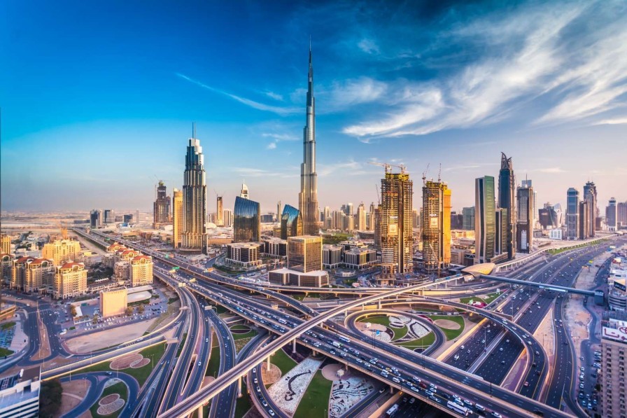 Architectuur Wallgroup | Snelwegen In Dubai Met De Skyline Op De Achtergrond Fotobehang