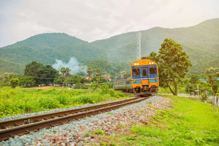 Transport Wallgroup | Trein Door Een Dorpje In Thailand Fotobehang