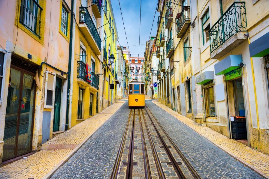 Architectuur Wallgroup | Tram Door Een Straatje In Lissabon Fotobehang