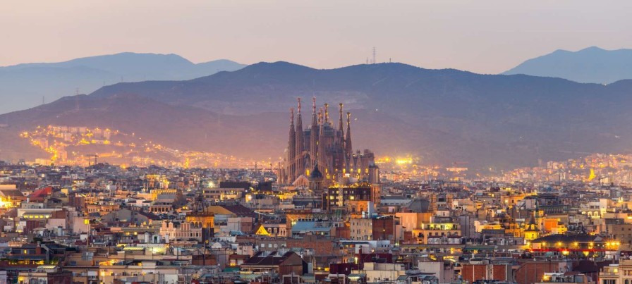 Architectuur Wallgroup | Barcelona Met De Sagrada Familia In De Avond Fotobehang