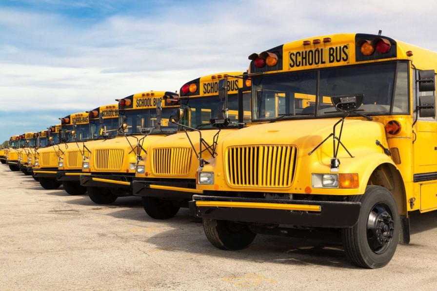 Transport Wallgroup | Rij Met Gele Schoolbussen Fotobehang