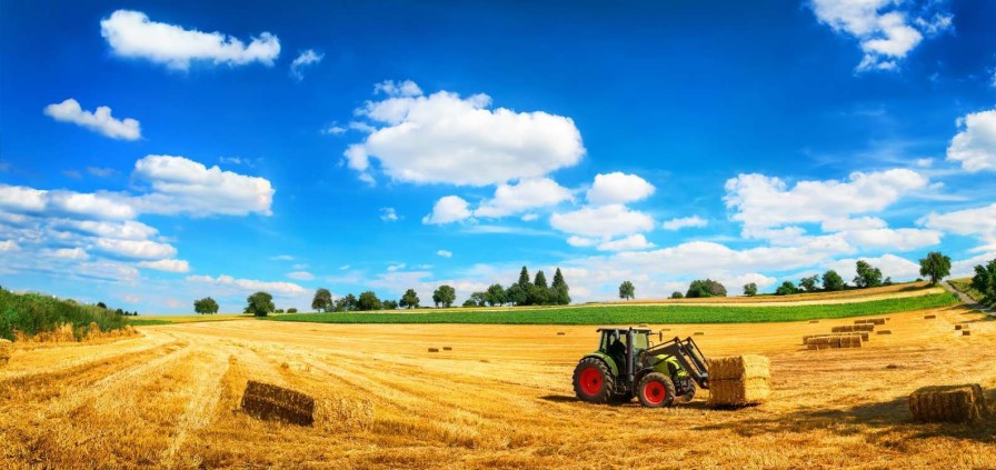 Architectuur Wallgroup | Tractor Verplaatst Hooibalen Fotobehang