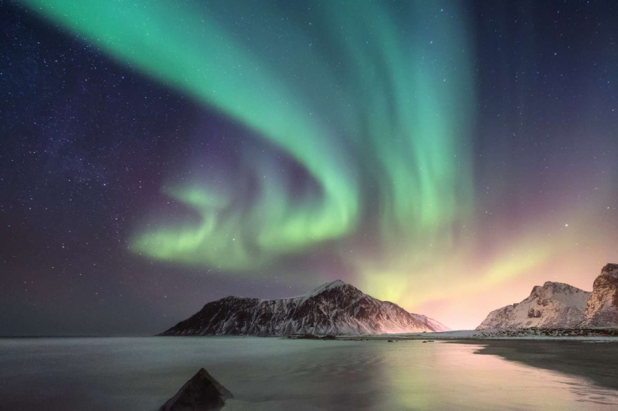 Landschap Wallgroup | Verlichte Nacht Door Noorderlicht Fotobehang