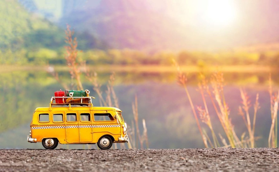 Transport Wallgroup | Miniatuur Gele Bus In De Natuur Fotobehang