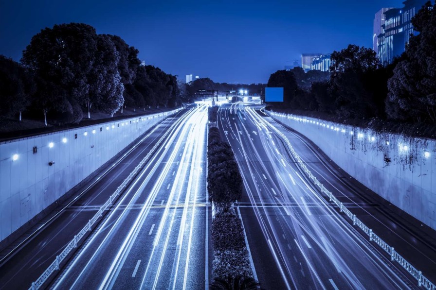 Architectuur Wallgroup | Verlichte Snelweg In De Avond Fotobehang