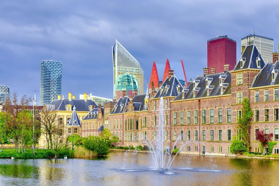 Architectuur Wallgroup | Het Binnenhof In De Lente Fotobehang