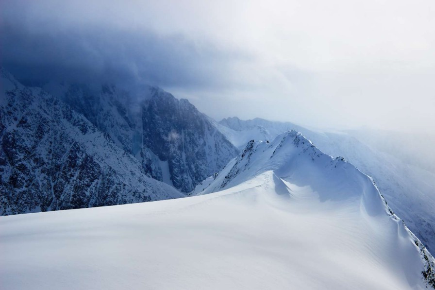 Landschap Wallgroup | Landschap Op Een Hoge Ingesneeuwde Berg Fotobehang