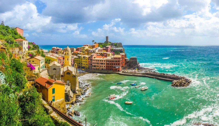 Landschap Wallgroup | Uitzicht Op Het Dorpje Vernazza Fotobehang