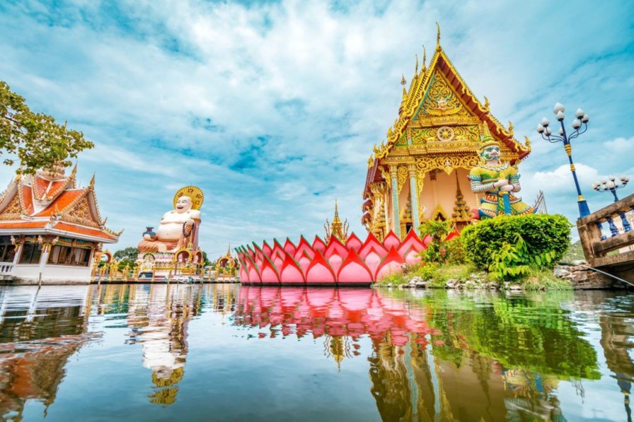 Architectuur Wallgroup | De Wat Plai Laem Boeddhistische Tempel Met Standbeelden Fotobehang