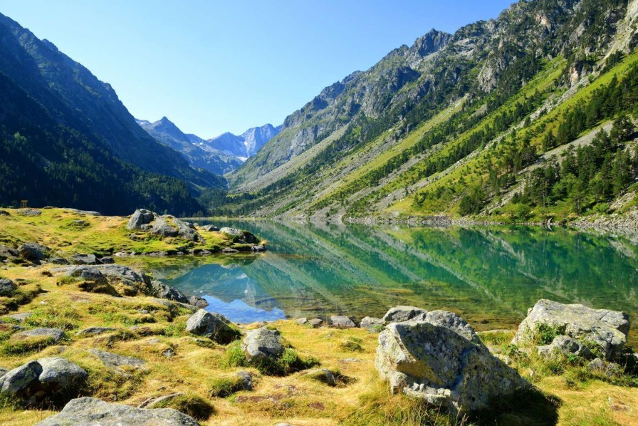 Landschap Wallgroup | Meer In De Franse Pyreneeen Fotobehang