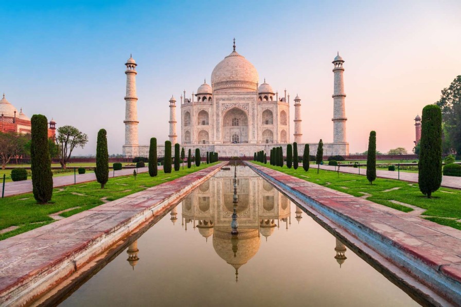 Architectuur Wallgroup | De Taj Mahal Vanuit De Tuin Fotobehang