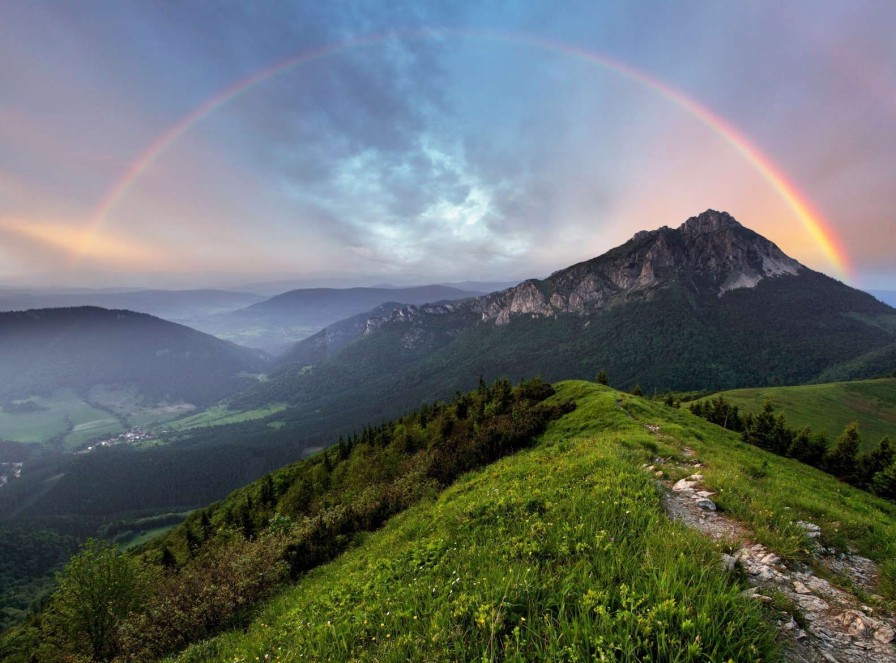 Landschap Wallgroup | Regenboog Boven Een Berglandschap Fotobehang