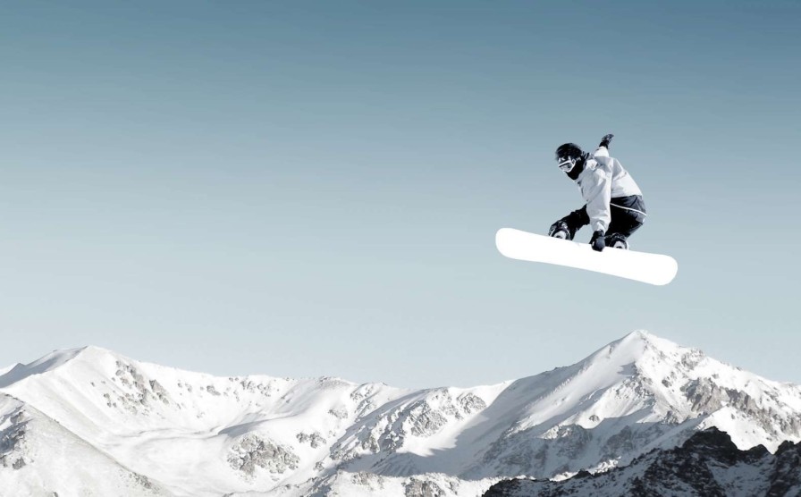 Sport Wallgroup | Snowboarder Maakt Een Hoge Sprong Fotobehang