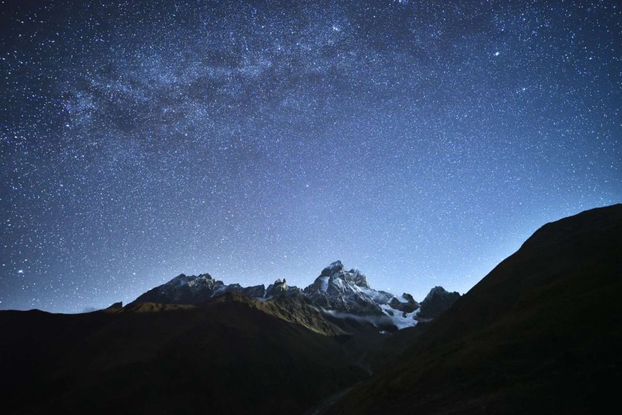 Landschap Wallgroup | Een Verlichte Nacht In De Bergen Fotobehang