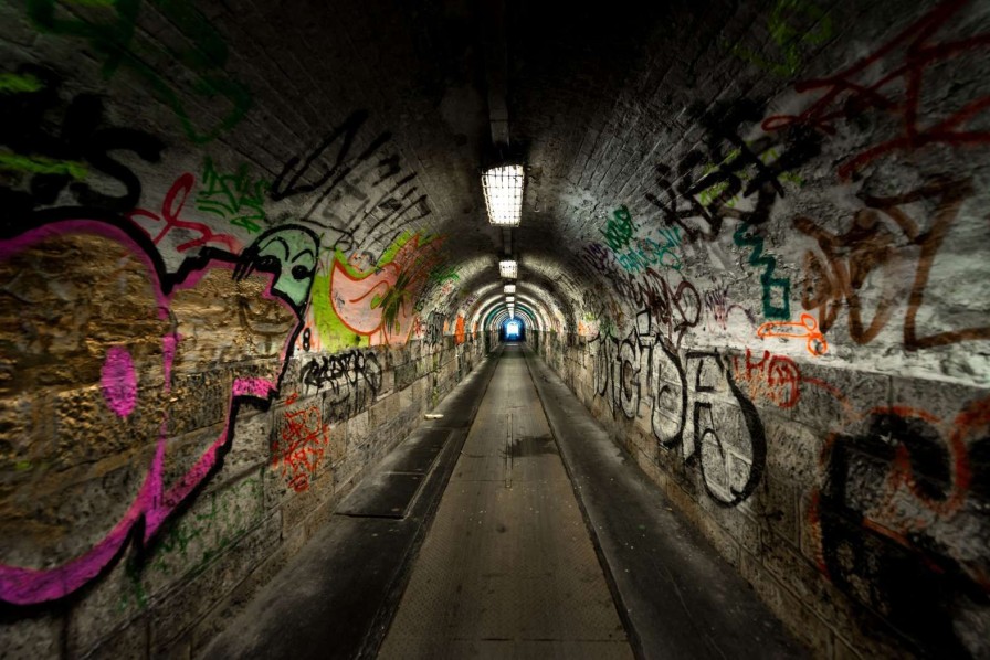 Kunst Wallgroup | Lange Ondergrondse Tunnel Met Graffiti Op De Muren Fotobehang