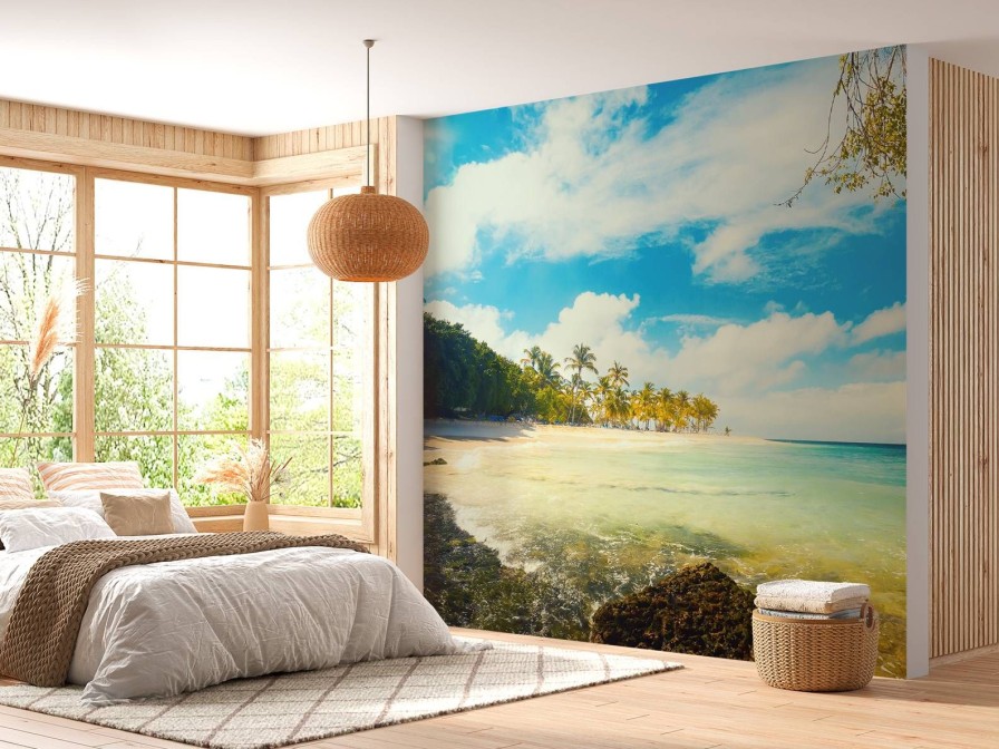 Landschap Wallgroup | Wit Strand Met Een Kleurrijke Zee Fotobehang