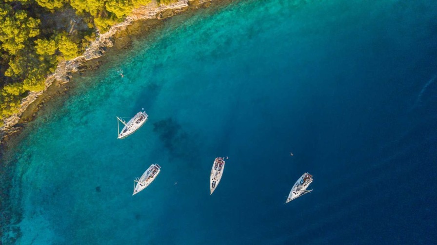 Landschap Wallgroup | Droneshot Van Vier Verankerde Zeilboten Fotobehang