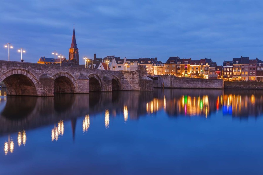 Architectuur Wallgroup | Sint Servaasbrug In De Avond Fotobehang