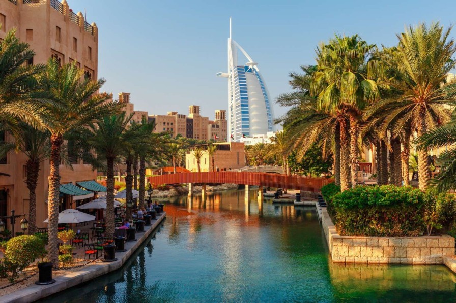 Architectuur Wallgroup | Burj Al Arab Met Palmbomen Op De Voorgrond Fotobehang