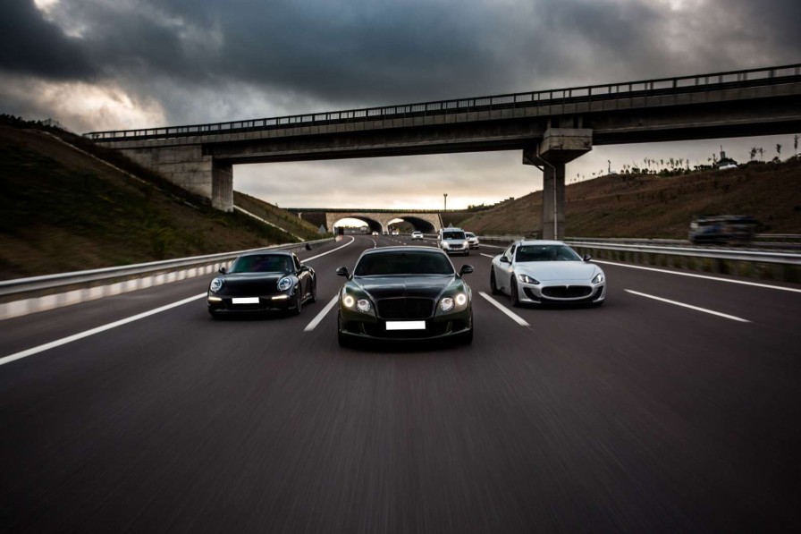 Transport Wallgroup | Sportwagens Op De Snelweg Fotobehang