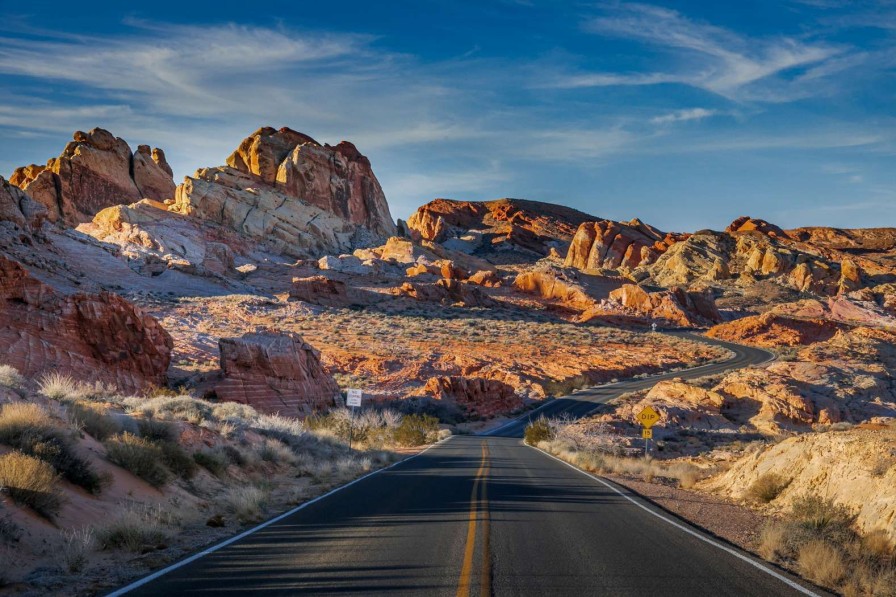 Landschap Wallgroup | Weg Door De Nevada Woestijn Fotobehang