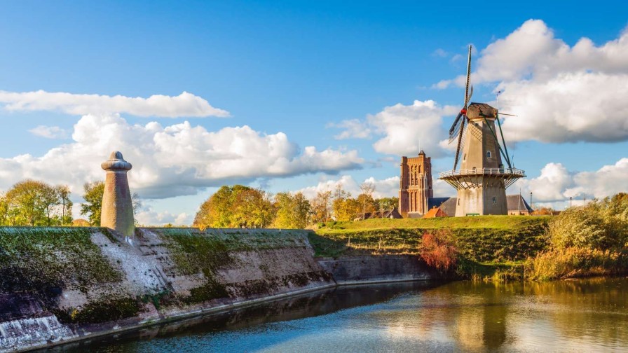 Landschap Wallgroup | Woudrichem In De Herfst Fotobehang