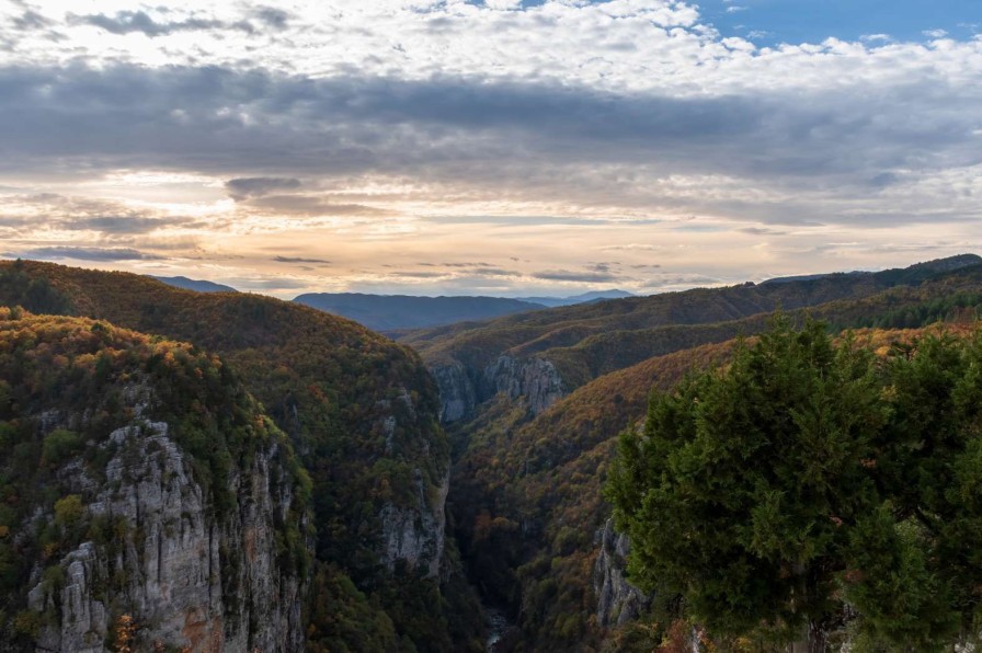 Landschap Wallgroup | Tymfi Berg In Griekenland Fotobehang