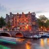 Architectuur Wallgroup | Amsterdamse Grachtenpanden Met Boten Op De Voorgrond Fotobehang