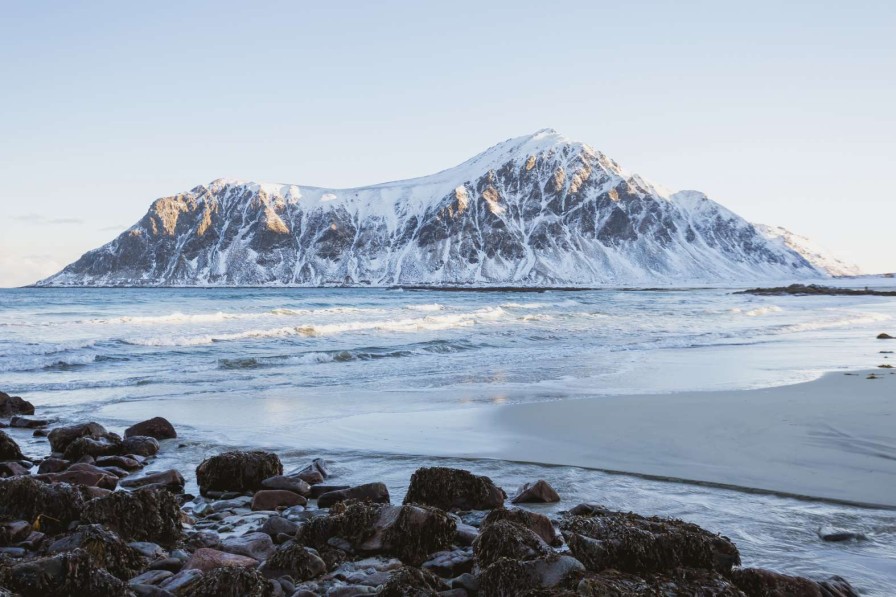 Landschap Wallgroup | Grote Ingesneeuwde Rots In Noorwegen Fotobehang