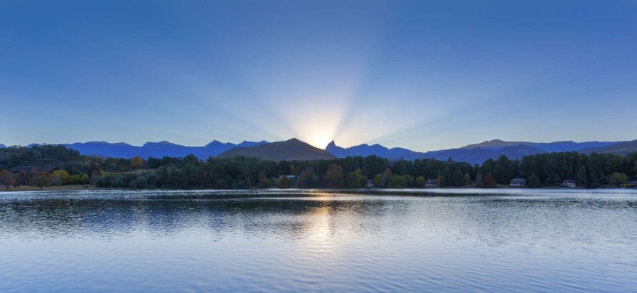 Landschap Wallgroup | Groot Meer Bij Zonsopkomst Fotobehang