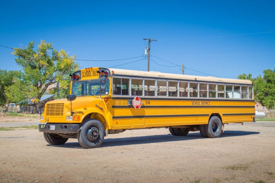 Transport Wallgroup | Traditionele Gele Schoolbus Op Een Parkeerterrein Fotobehang