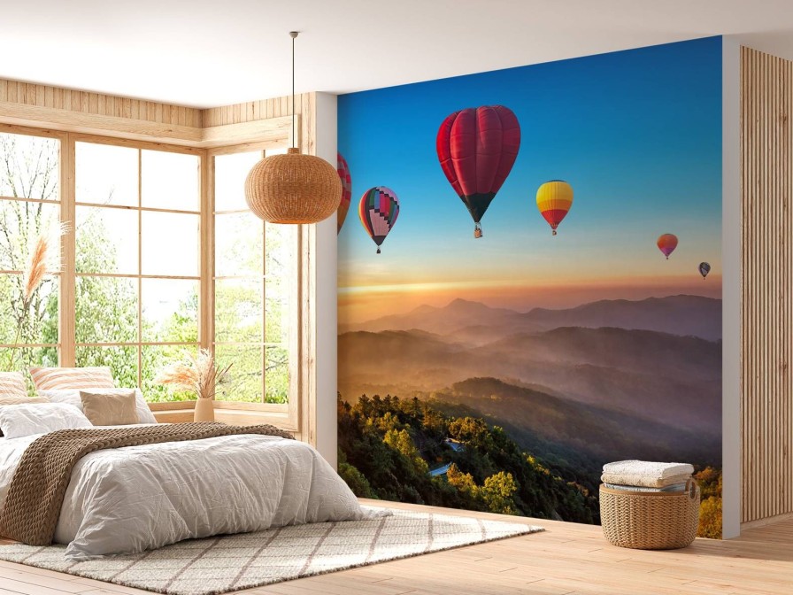 Landschap Wallgroup | Grote Groep Luchtballonnen Boven Een Mistig Berglandschap Fotobehang