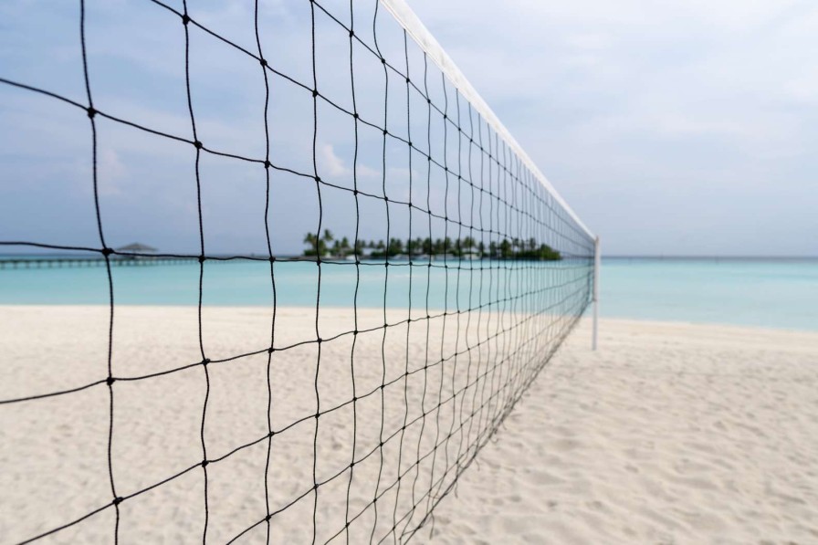 Landschap Wallgroup | Volleybalnet Op Een Tropisch Strand Fotobehang