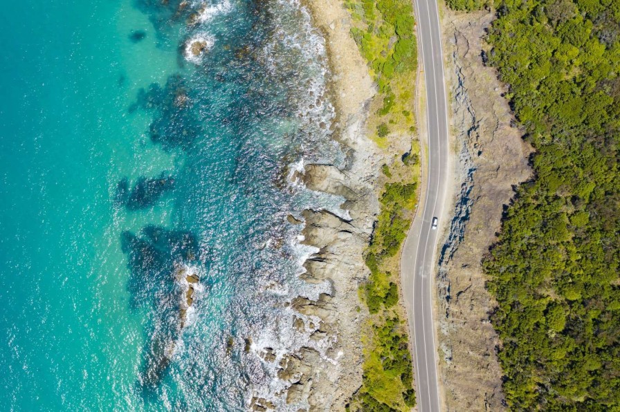 Landschap Wallgroup | Drone Shot Van De Kust Fotobehang