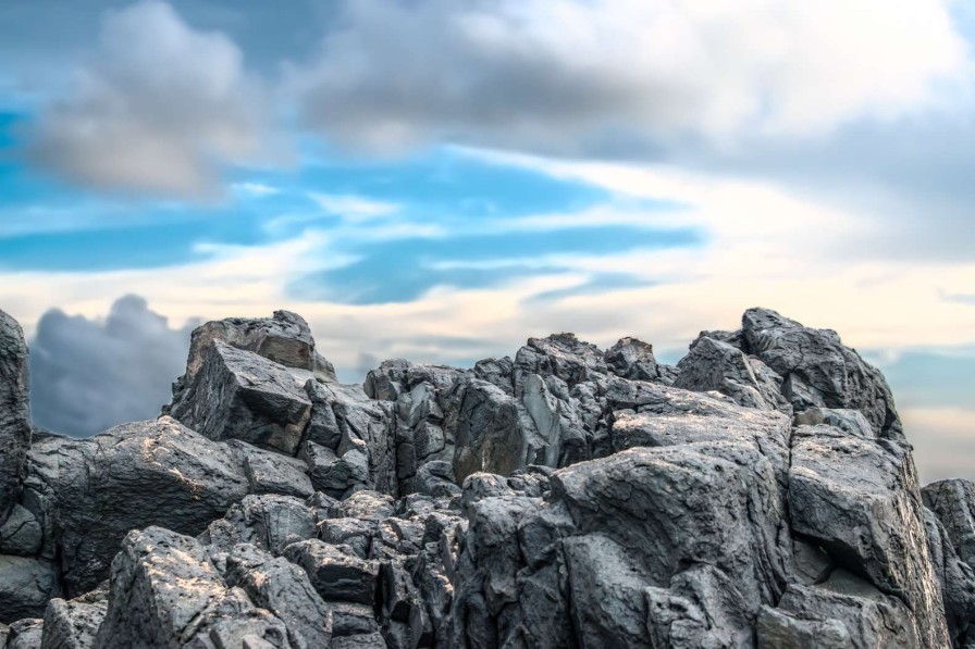 Landschap Wallgroup | Rots Onder Mooie Wolken Fotobehang