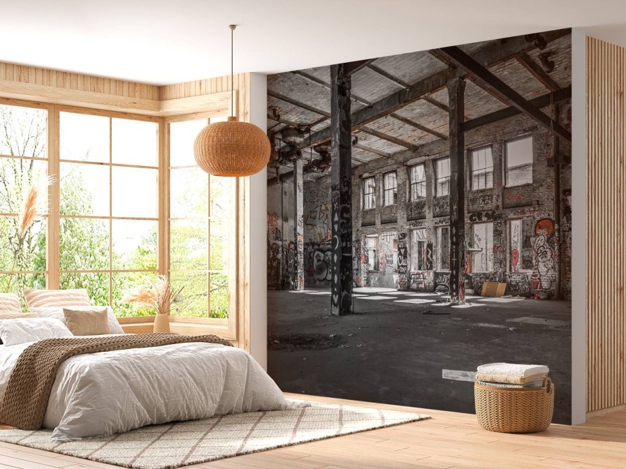 Architectuur Wallgroup | Verlaten Pakhuis Met Graffiti Fotobehang